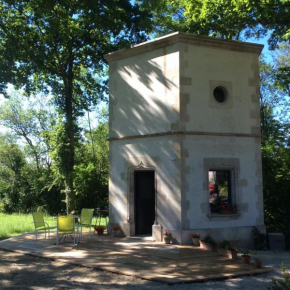 Гостиница Hexagonal Tower for 2 with shared pool  Семюр-Ан-Осуа